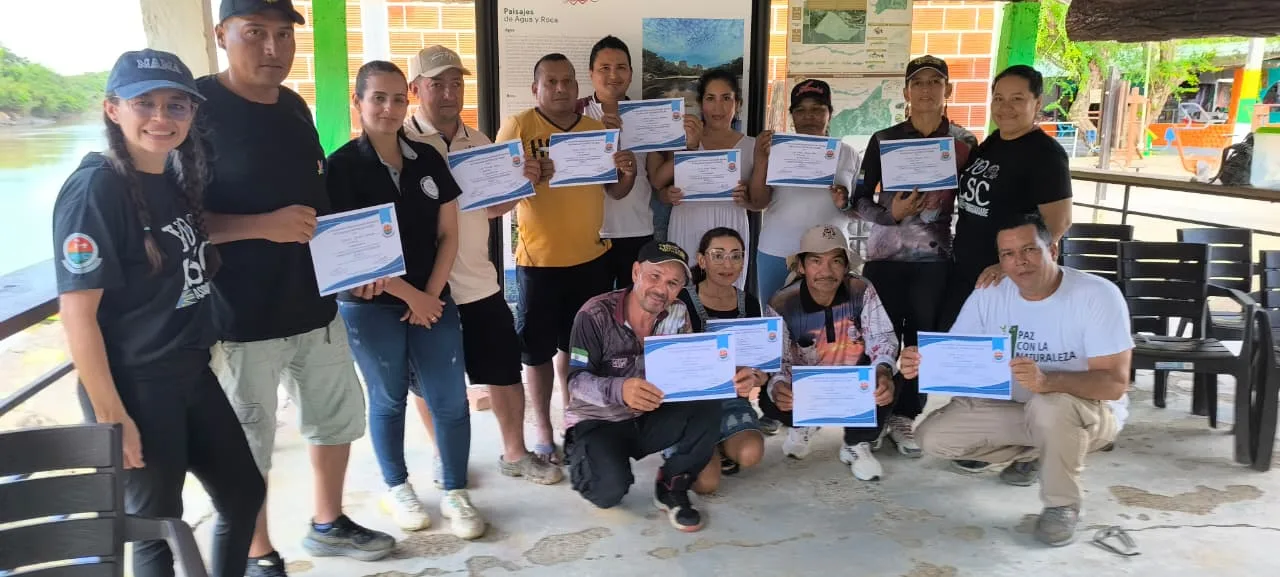 Participantes del proyecto de turismo incluyente con sus certificados